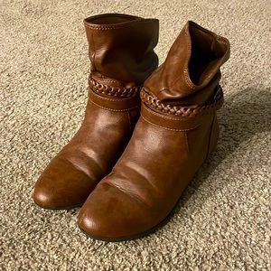 Brown boots lightly used